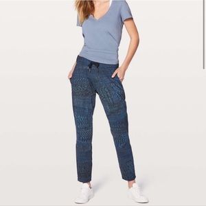 Lululemon | On The Fly Pant 7/8 Linear Flux Battleship Multi | Size 6